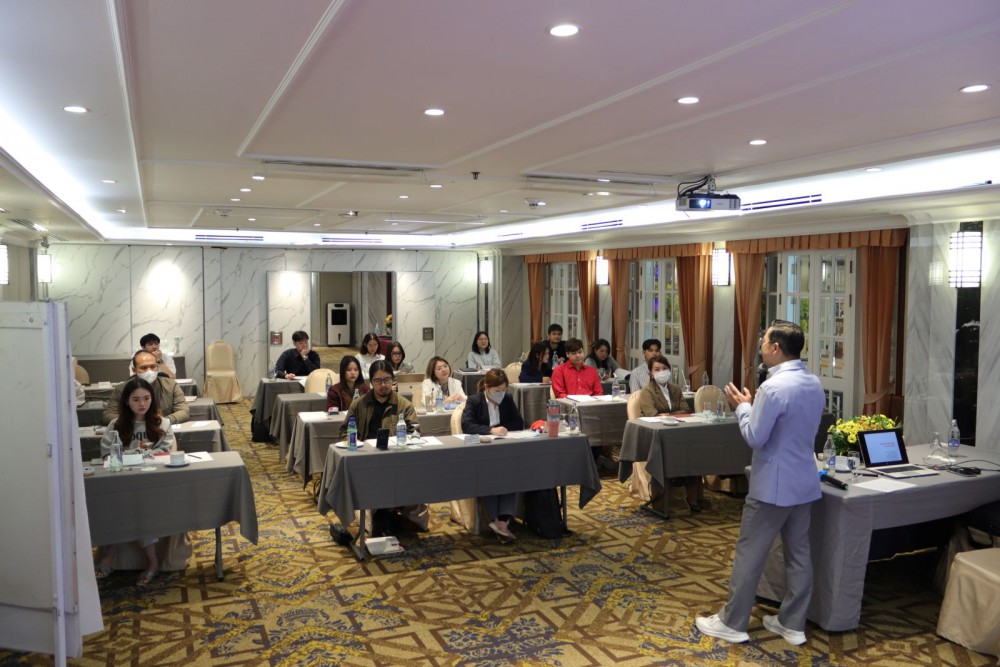 Marketing Strategies for B2B & B2C : Data-driven and Competitive Advantage